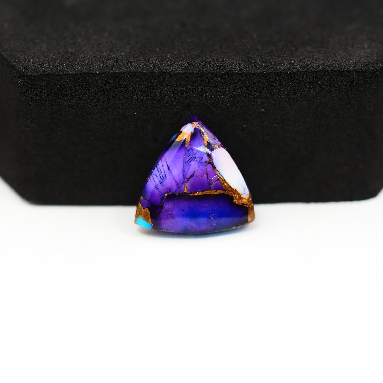 Purple Ice Rose Dahlia Cabochon 15x15mm 7ct Trillion – Pedra Gems