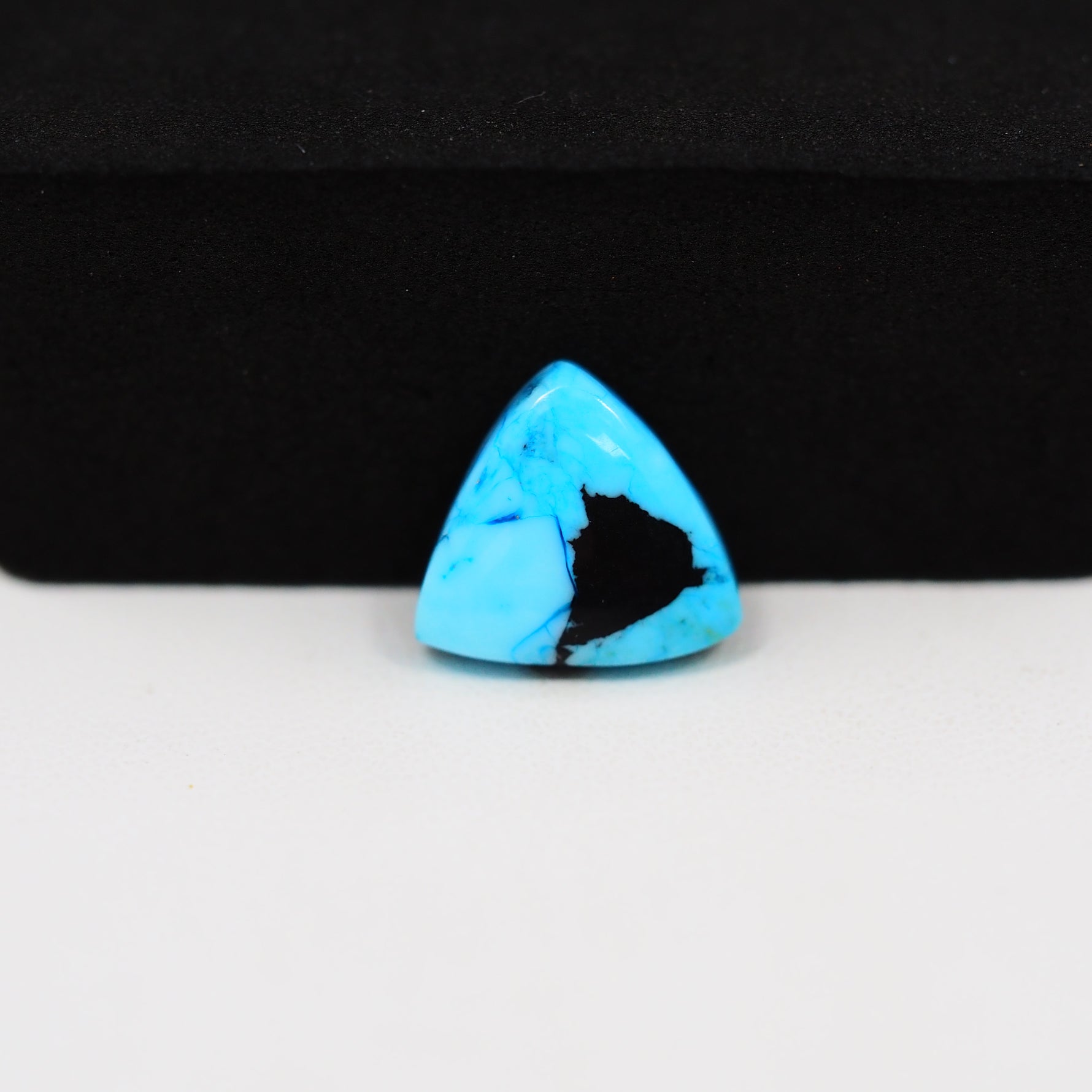 Buffalo Trillion Cabochon 13x12mm 4ct - Blue with Black Corner - Pedra Gems