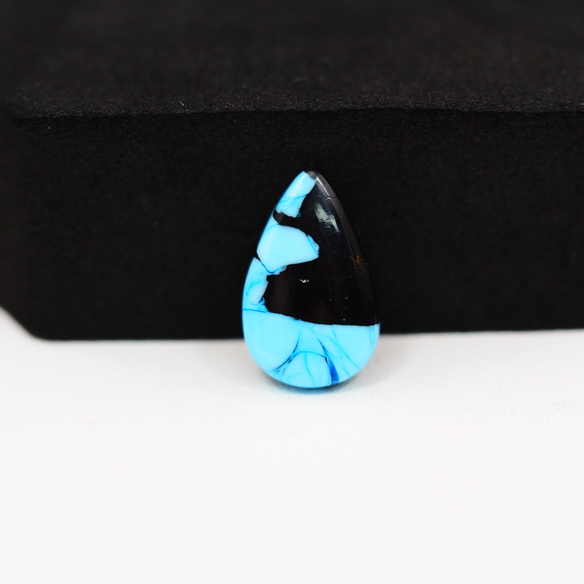 Buffalo Pear Cabochon 17x10mm 5ct - Black Top Blue Base - Pedra Gems