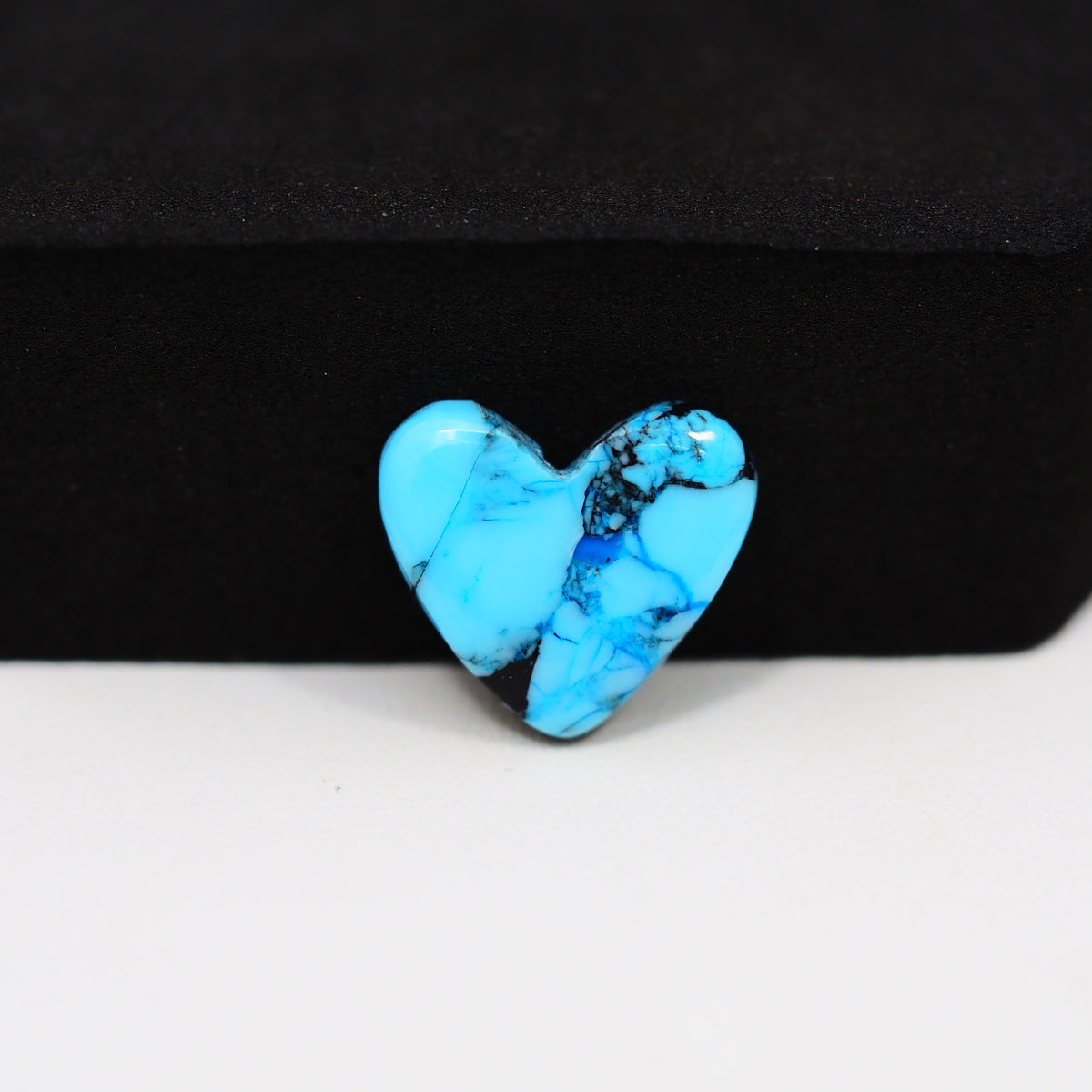 Buffalo Heart Cabochon 15x15mm 5ct - Blue with Black Veining - Pedra Gems