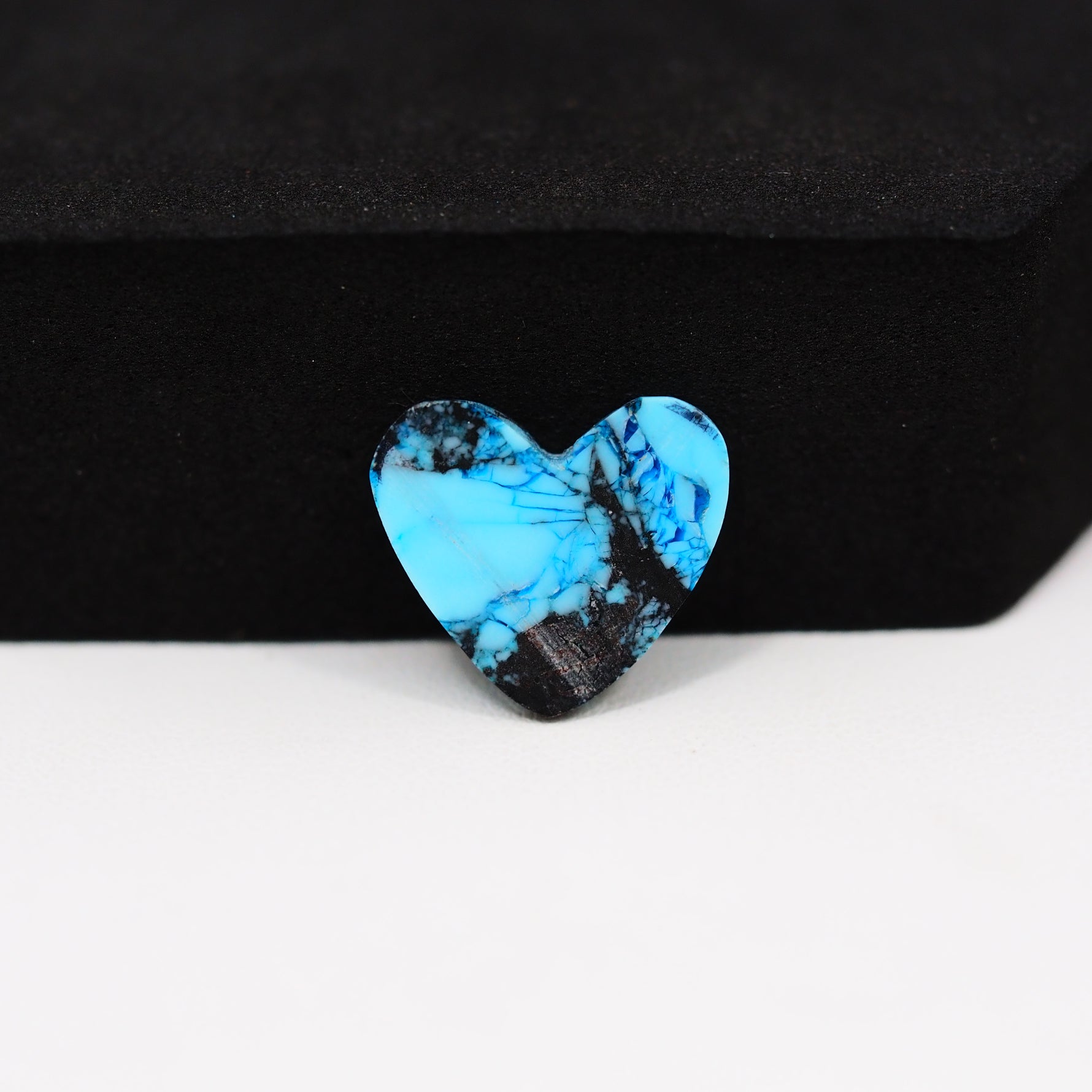Buffalo Heart Cabochon 15x15mm 5ct - Blue with Black Veining - Pedra Gems