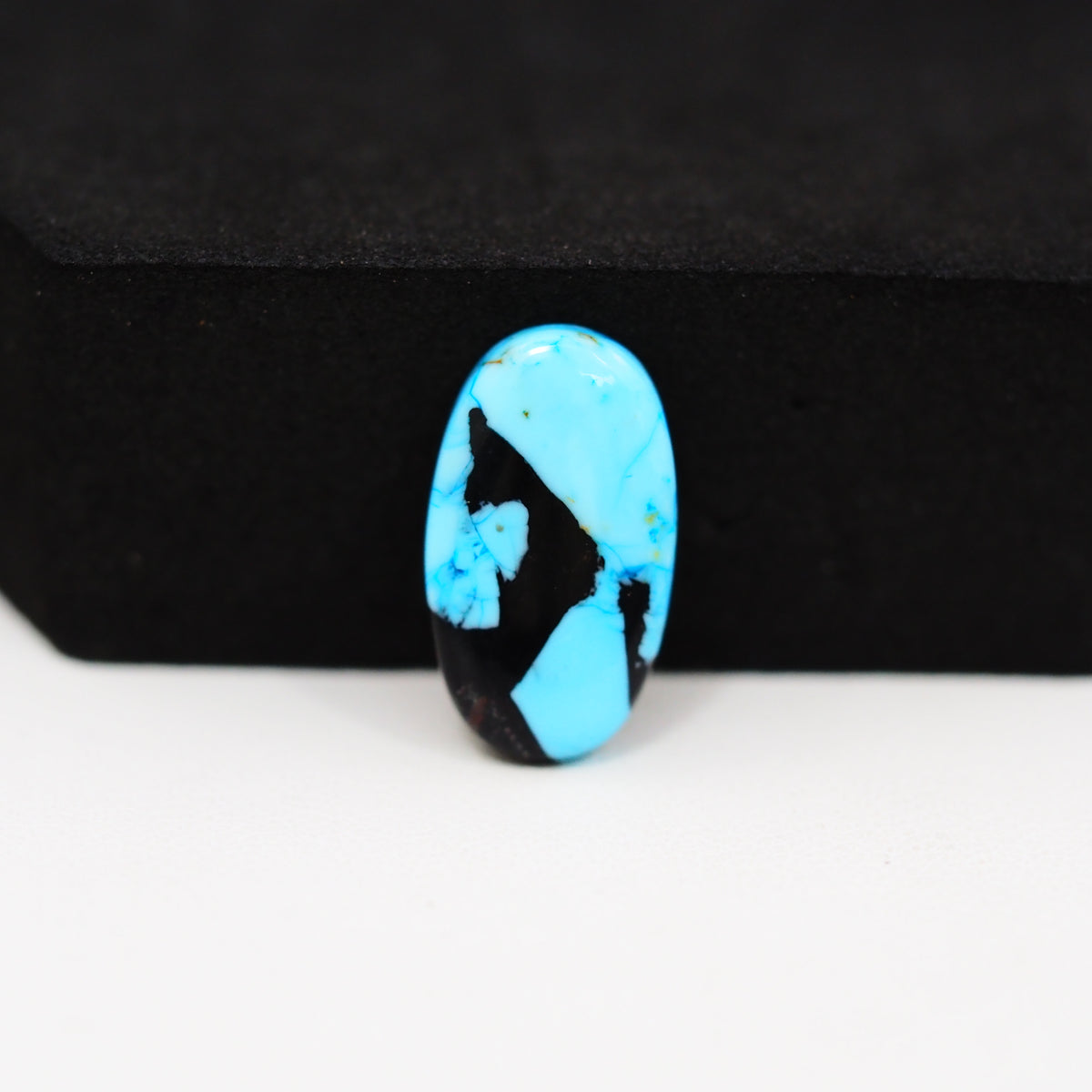 Buffalo Freeform Cabochon 18x18mm 5.5ct - Blue with Black Portion - Pedra Gems