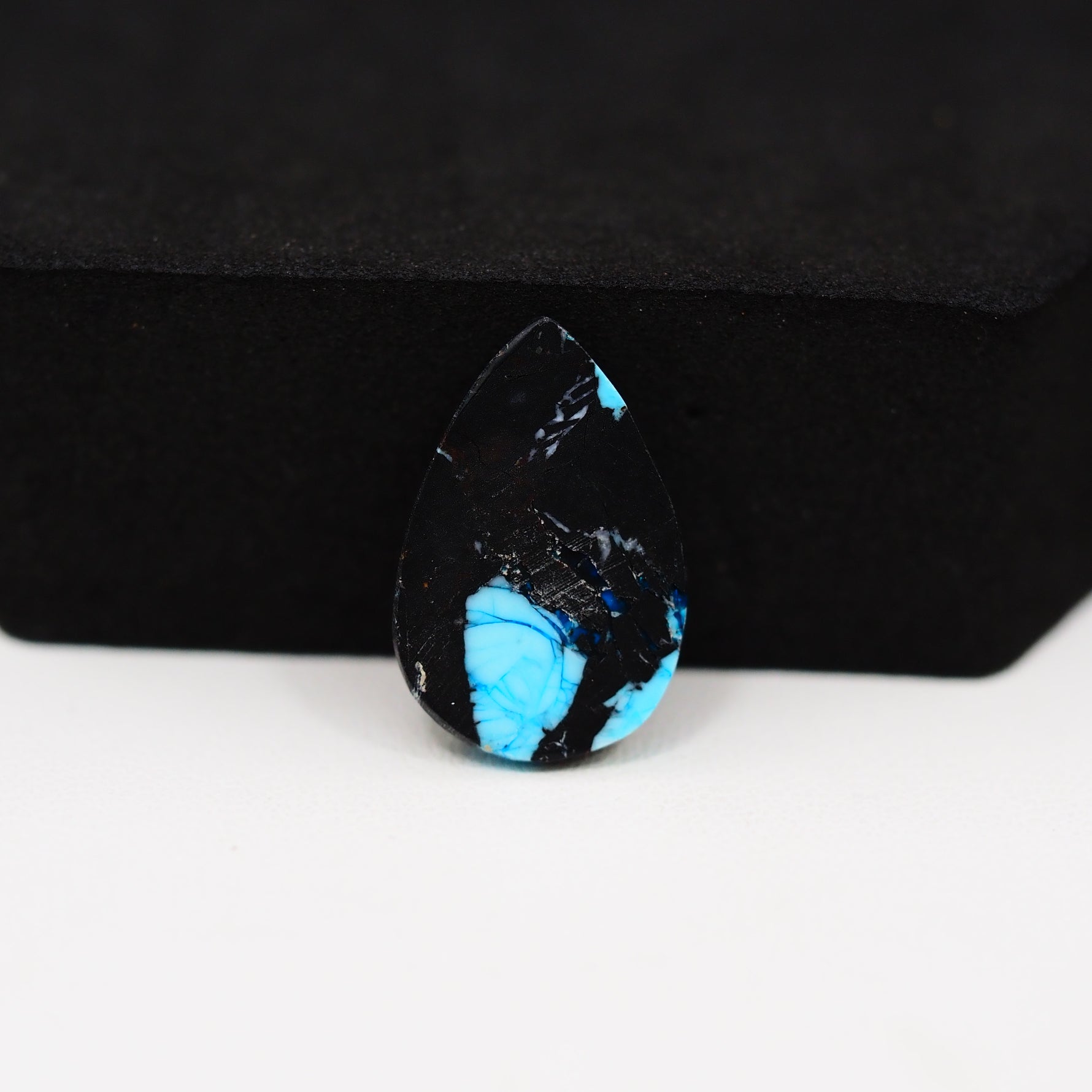 Buffalo Pear Cabochon 20x13mm 8ct - Black Top Blue Base - Pedra Gems