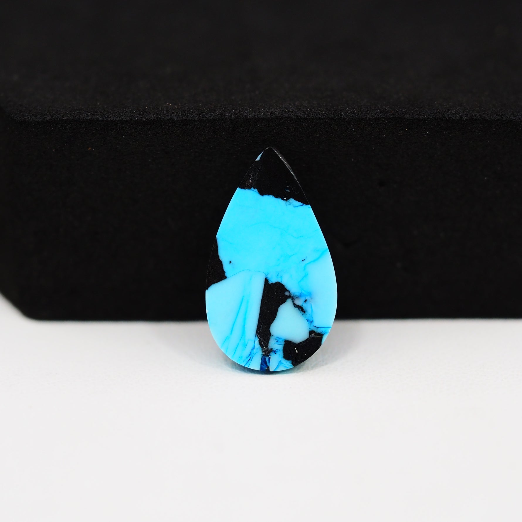 Buffalo Pear Cabochon 17x11mm 5ct - Blue with Black Tip - Pedra Gems