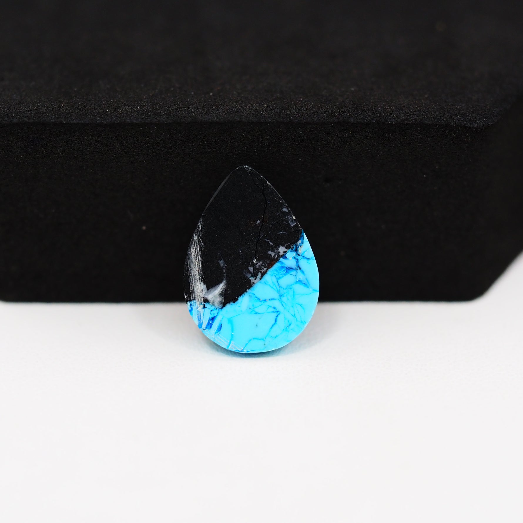 Buffalo Pear Cabochon 16x11mm 6.5ct - Blue with Black Tip - Pedra Gems
