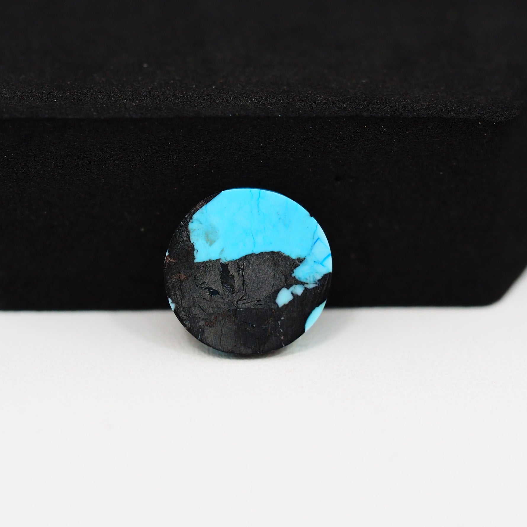 Buffalo Round Cabochon 14x14mm 6.5ct - Blue with Black Patch - Pedra Gems