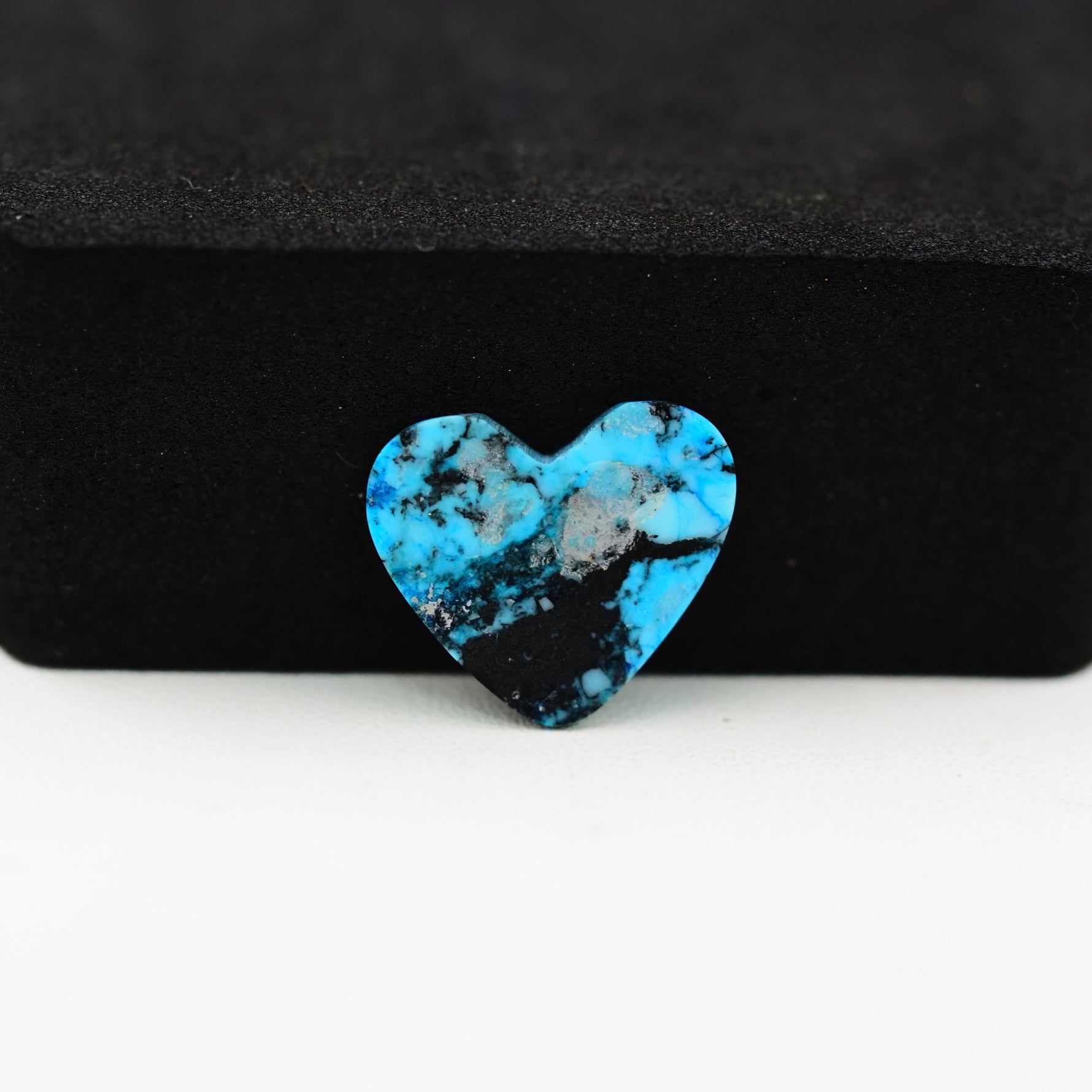 Buffalo Heart Cabochon 13x15mm 4ct - Blue with Black Band - Pedra Gems