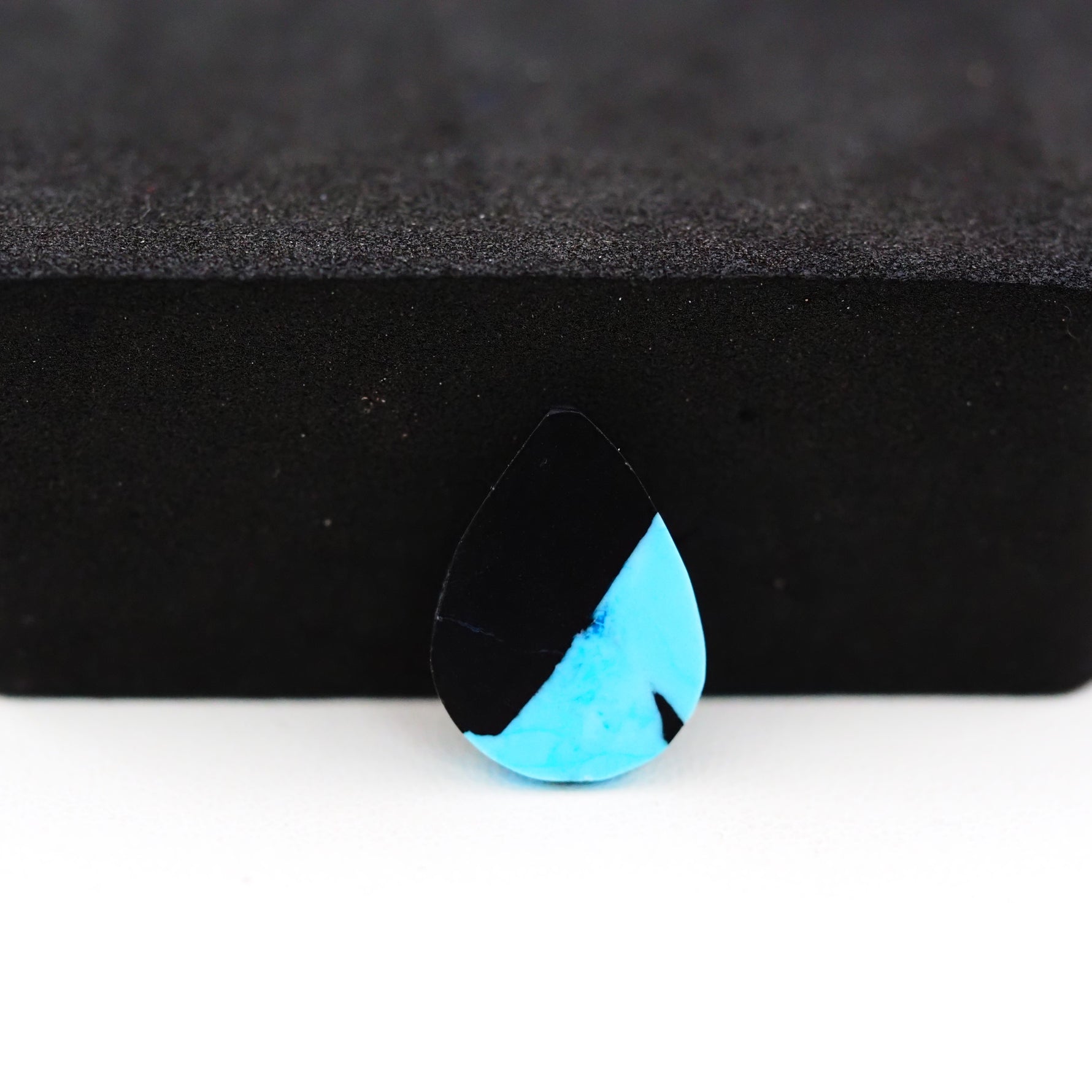 Buffalo Pear Cabochon 15x11mm 5ct - Black Top Blue Base - Pedra Gems