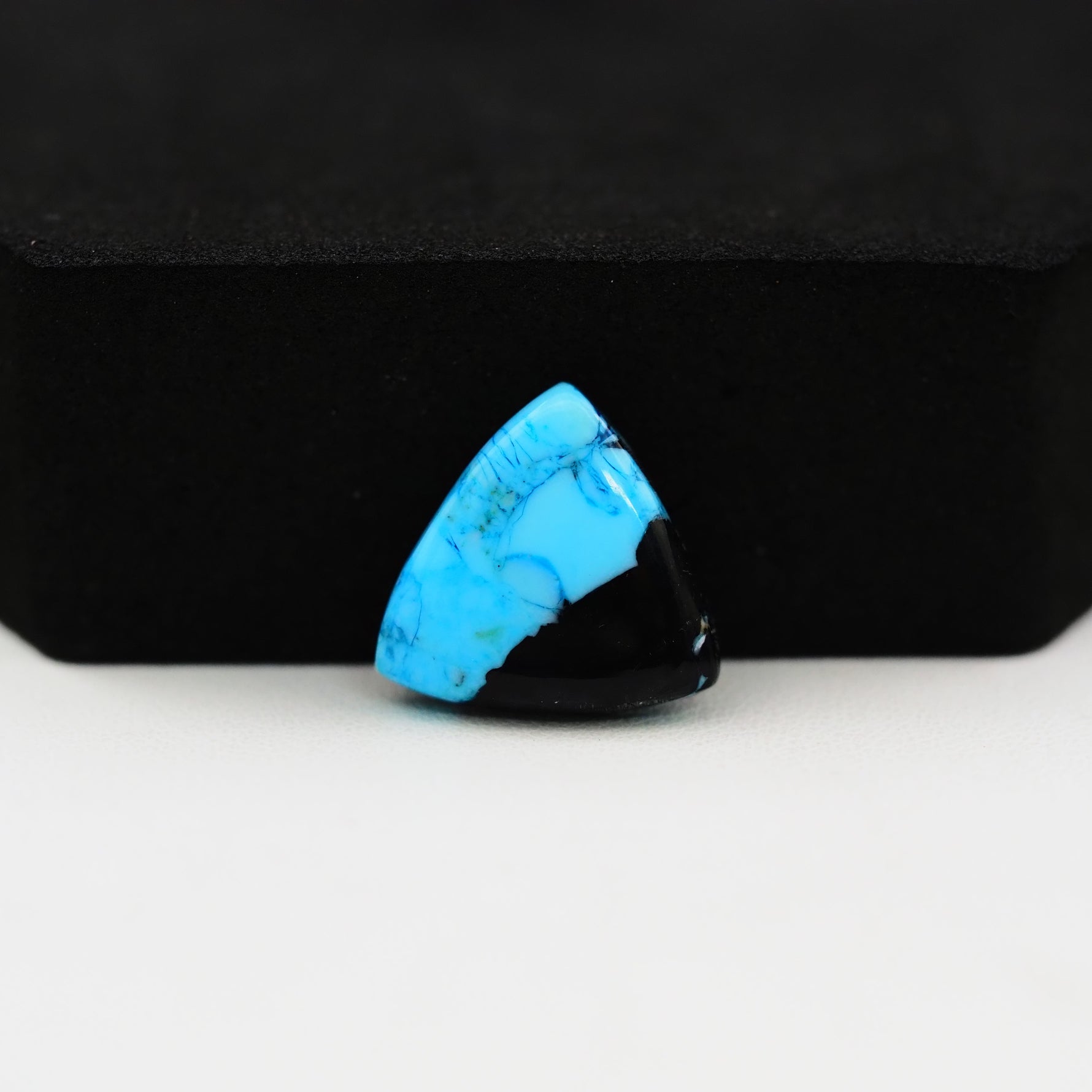 Buffalo Triangular Cabochon 15x15mm 6ct - Blue with Black Corner - Pedra Gems
