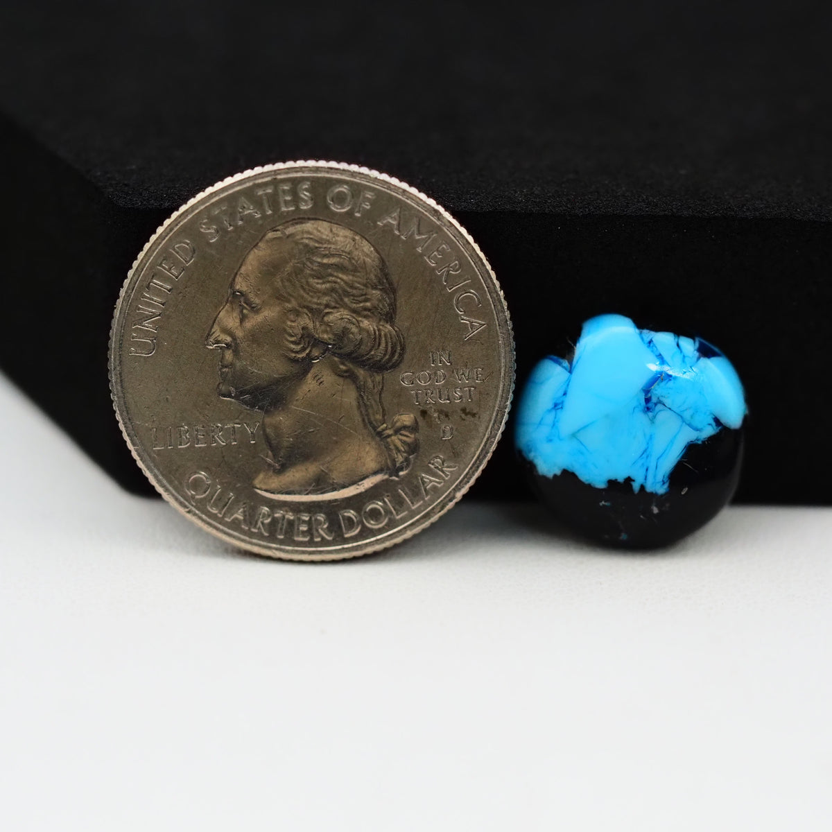 Buffalo Round Cabochon 14x14mm 5ct - Blue with Black Base - Pedra Gems
