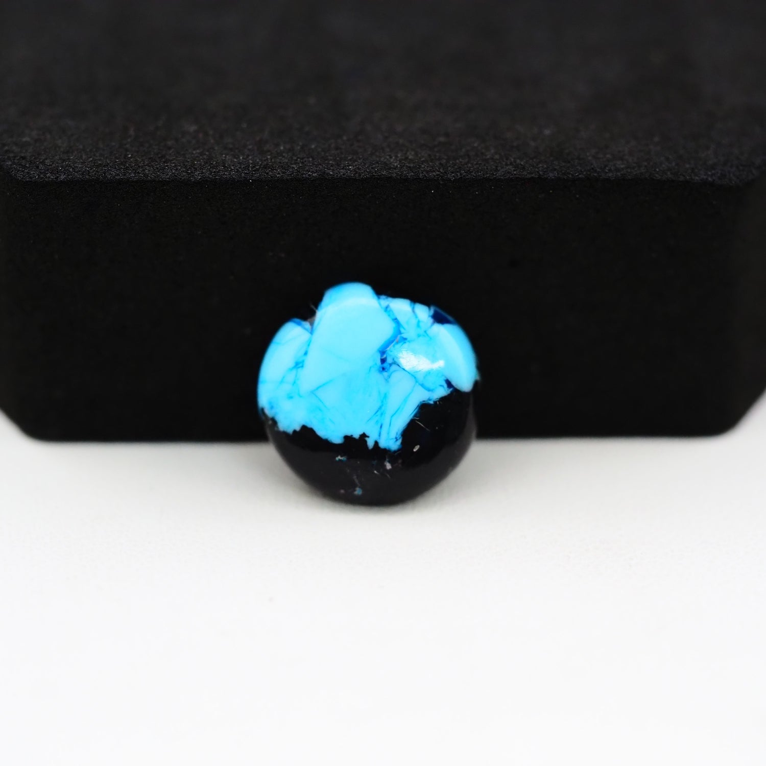 Buffalo Round Cabochon 14x14mm 5ct - Blue with Black Base - Pedra Gems