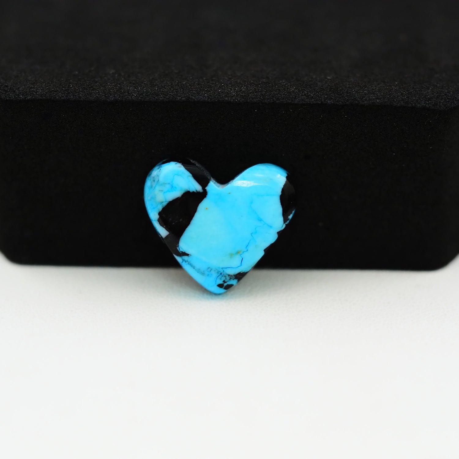 Buffalo Heart Cabochon 14x16mm 6ct - Black Top Blue Base - Pedra Gems