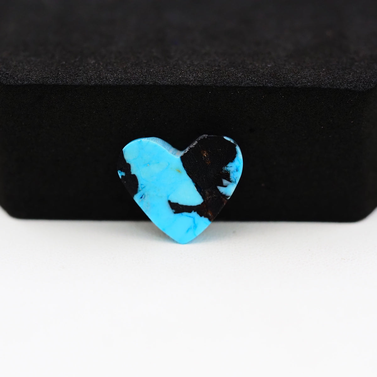 Buffalo Heart Cabochon 14x16mm 6ct - Black Top Blue Base - Pedra Gems