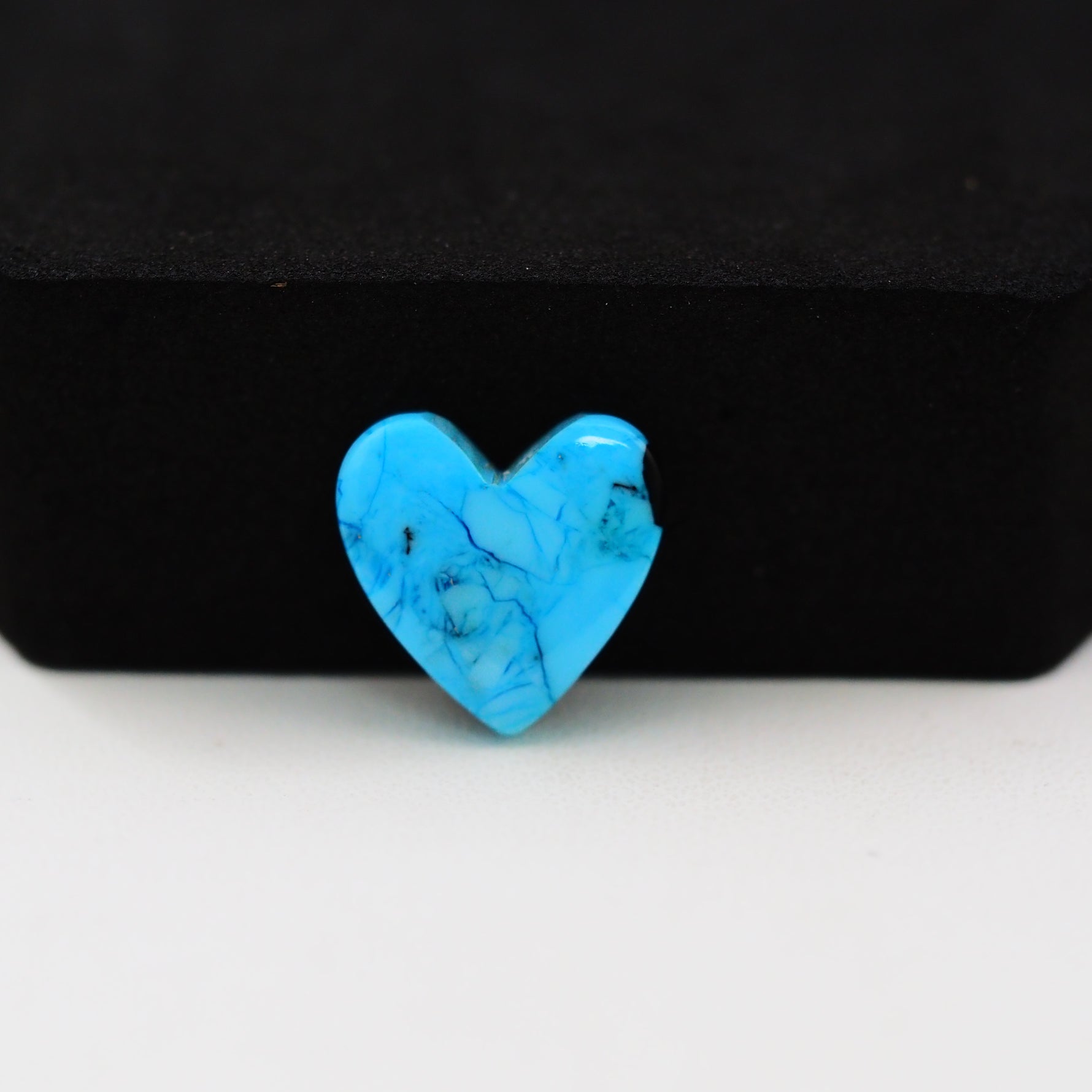 Buffalo Heart Cabochon 14x14mm 5ct - Blue Solid - Pedra Gems
