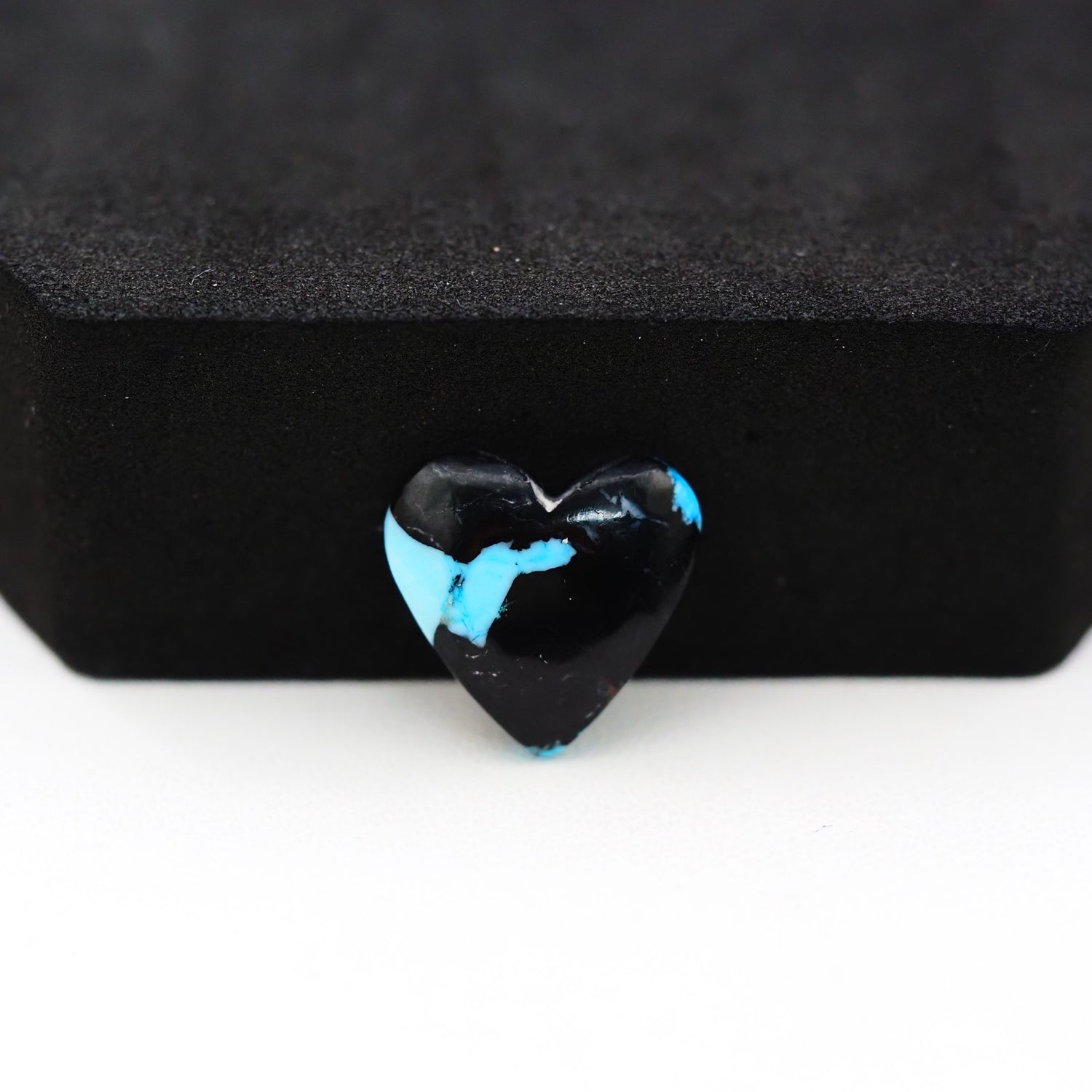 Buffalo Heart Cabochon 14x14mm 5ct - Black with Blue Band - Pedra Gems