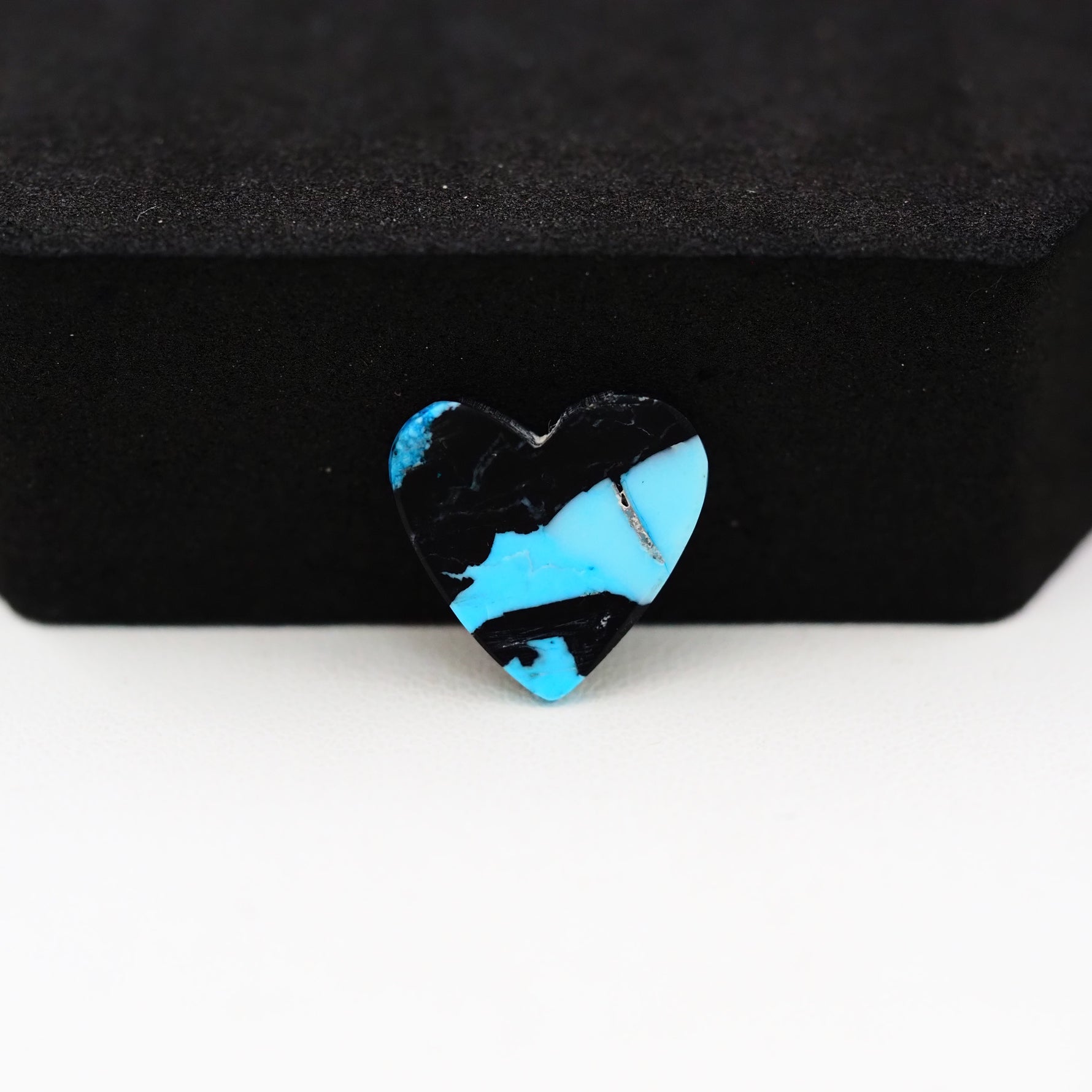 Buffalo Heart Cabochon 14x14mm 5ct - Black with Blue Band - Pedra Gems