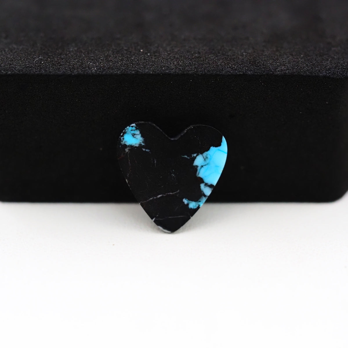 Buffalo Heart Cabochon 14x14mm 4.5ct - Black with Blue Patches - Pedra Gems