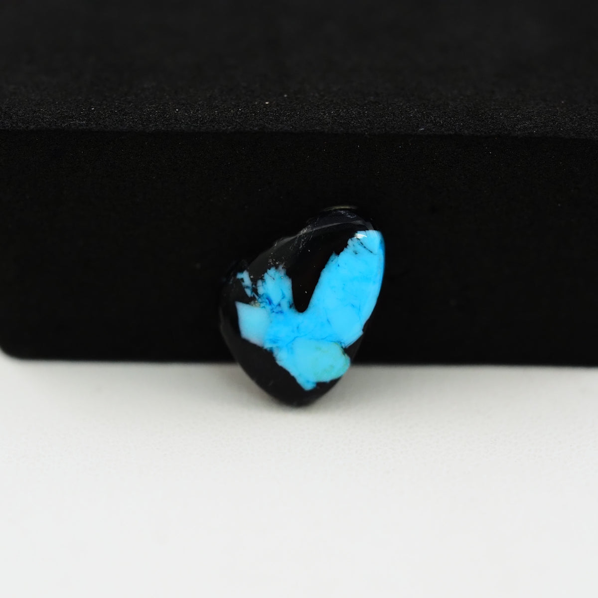 Buffalo Pear Cabochon 13x11mm 4ct - Blue with Black Tip - Pedra Gems