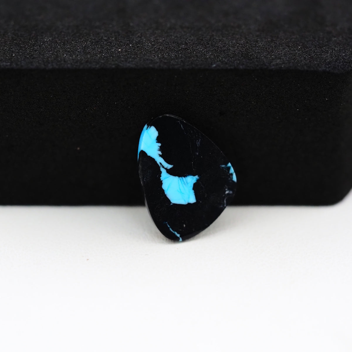 Buffalo Pear Cabochon 13x11mm 4ct - Blue with Black Tip - Pedra Gems