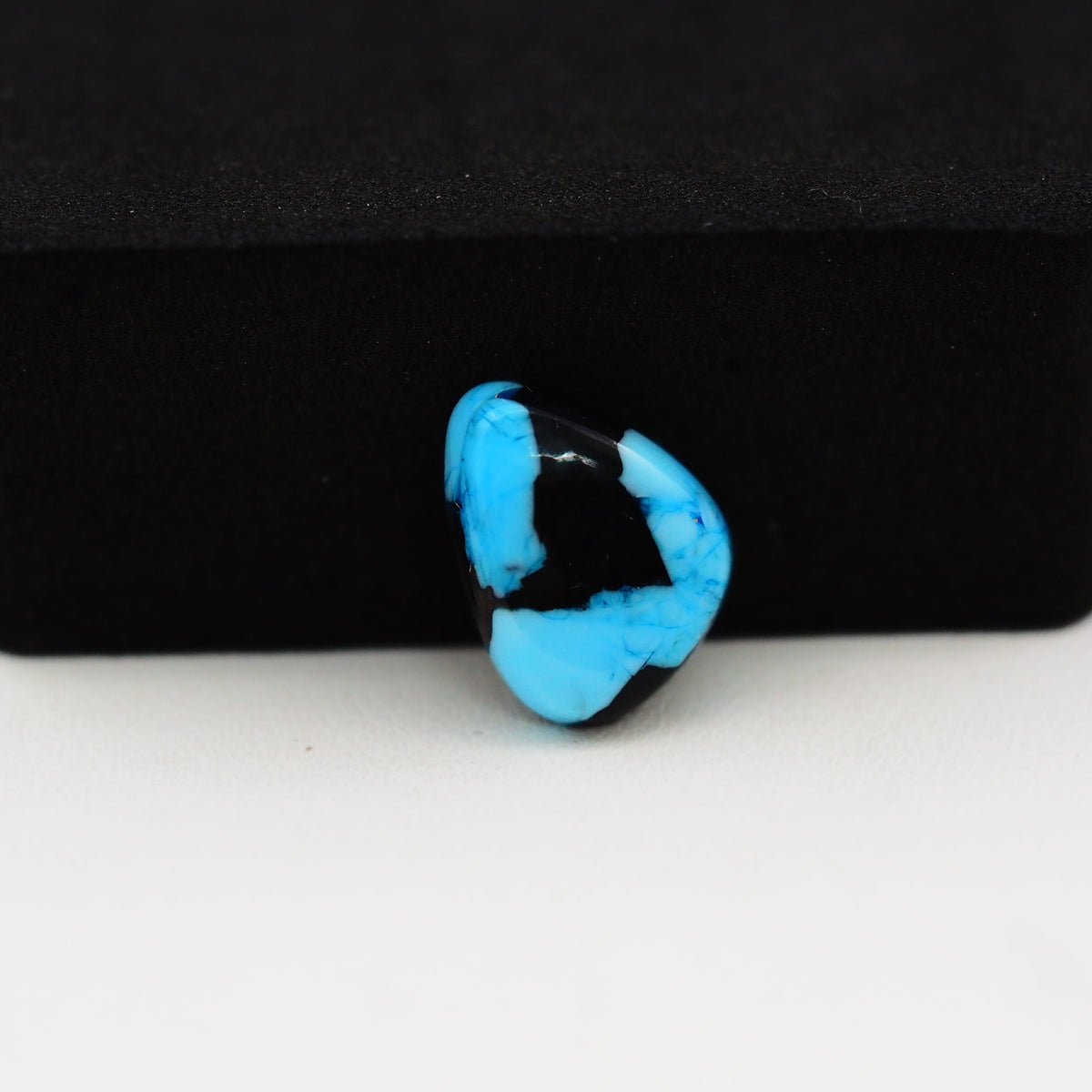 Buffalo Pear Cabochon 14x9mm 5ct - Blue with Black Tip - Pedra Gems