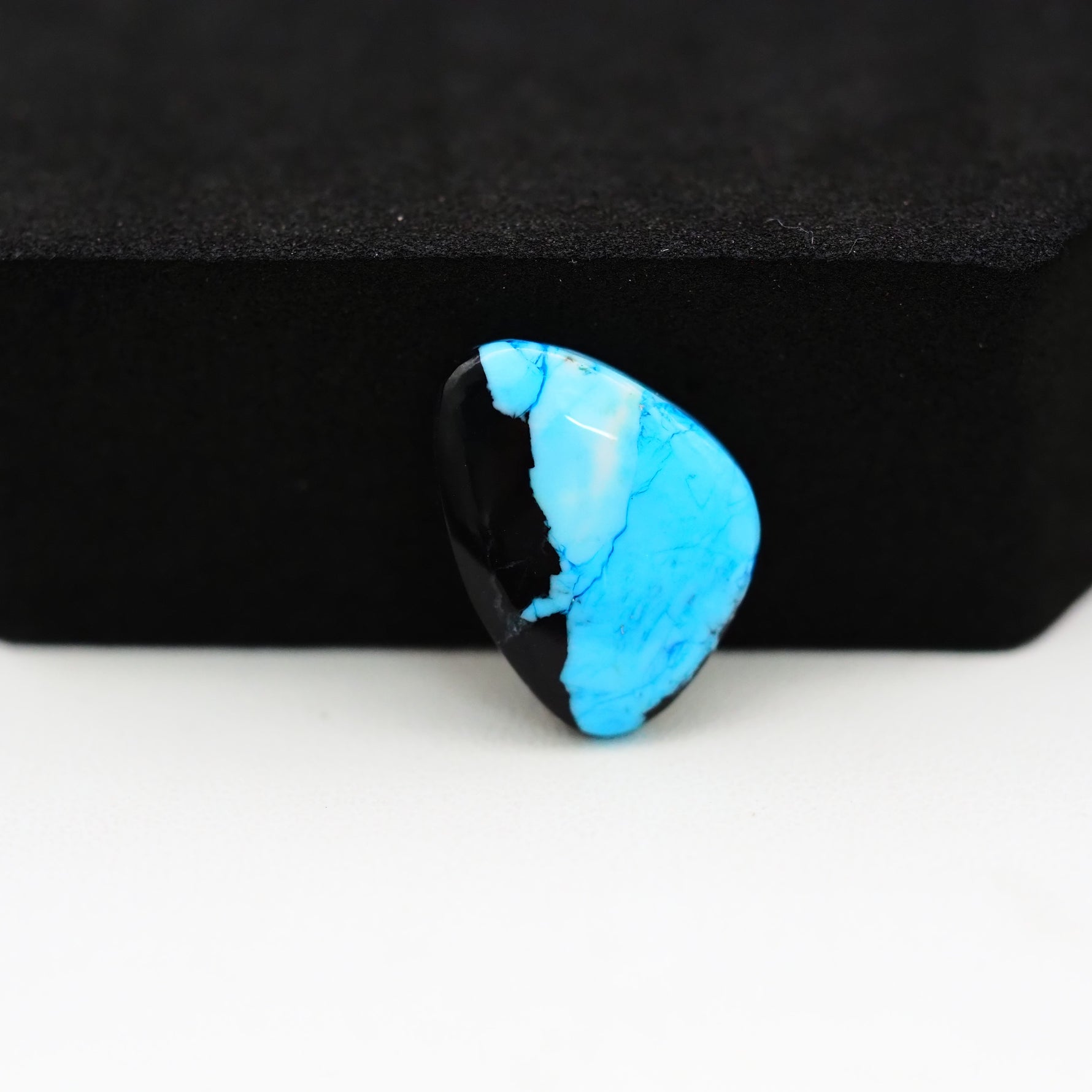 Buffalo Pear Cabochon 18x13mm 7ct - Black with Blue Base - Pedra Gems