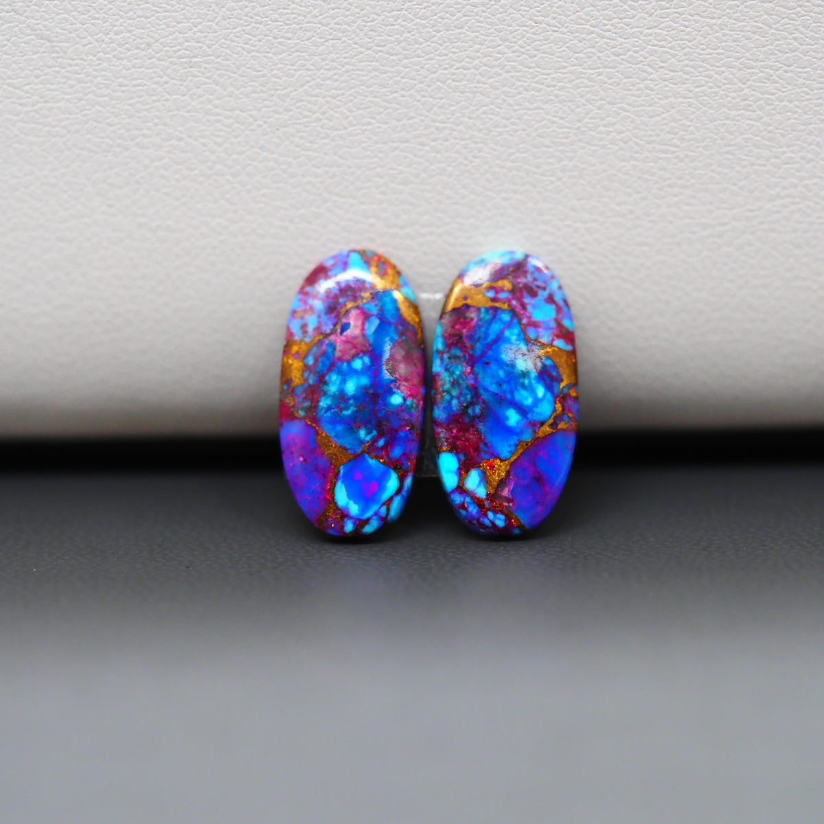 Stabilized Purple Mohave (Mojave) Turquoise oval cabochon pair 18x9x2mm 9.5ct - purple with blue Kingman turquoise nuggets - photo 4 - Pedra Gems.