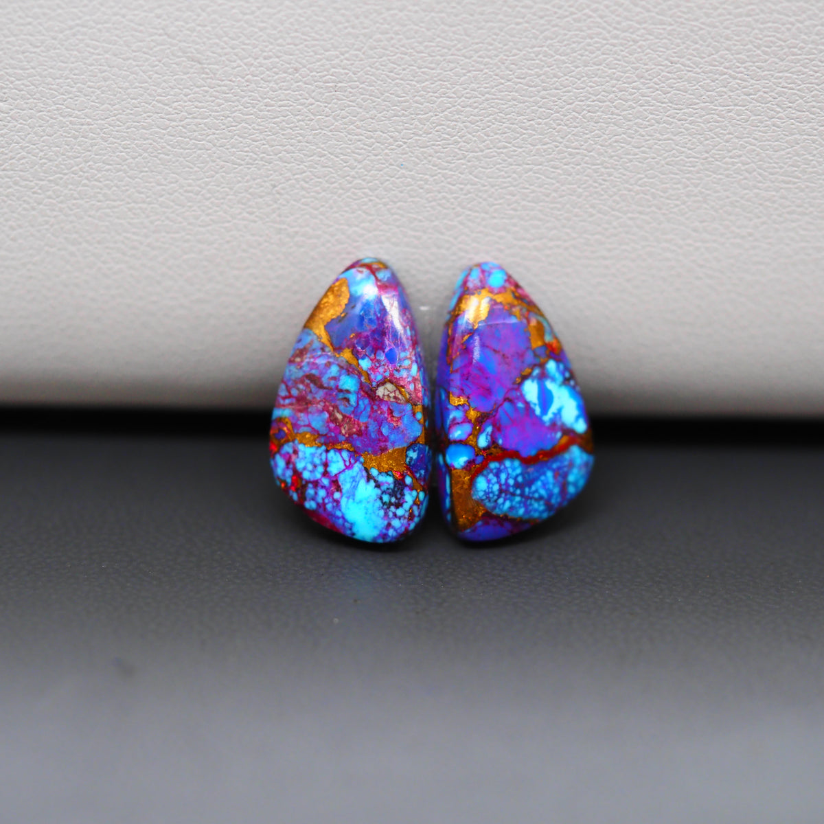 Stabilized Purple Mohave (Mojave) Turquoise freeform cabochon pair 19x11x4mm 12.5ct - purple with blue Kingman turquoise nuggets - photo 4 - Pedra Gems.