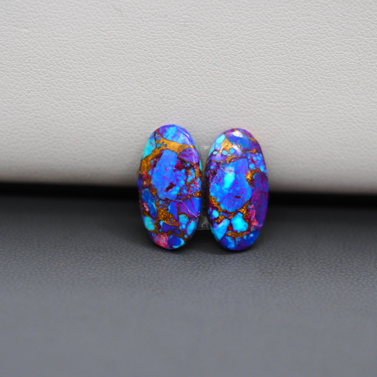 Stabilized Purple Mohave (Mojave) Turquoise oval cabochon pair 17x9x3mm 7.5ct - purple with blue Kingman turquoise nuggets - photo 4 - Pedra Gems.