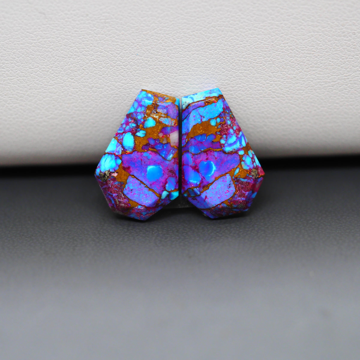 Stabilized Purple Mohave (Mojave) Turquoise coffin cabochon pair 19x12x3mm 16ct - purple with blue Kingman turquoise nuggets - photo 4 - Pedra Gems.