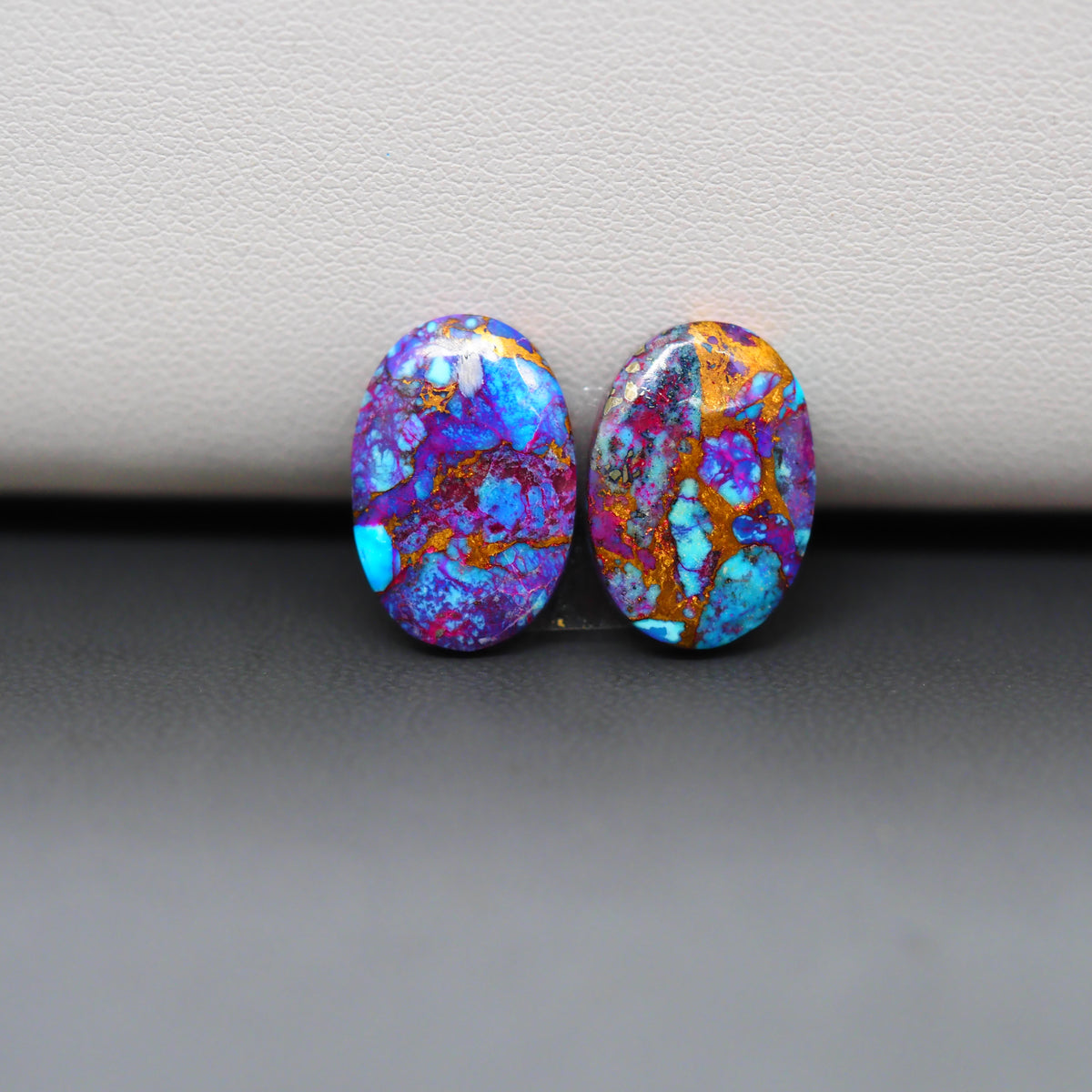 Stabilized Purple Mohave (Mojave) Turquoise oval cabochon pair 16x11x3mm 11.5ct - purple with blue Kingman turquoise nuggets - photo 4 - Pedra Gems.