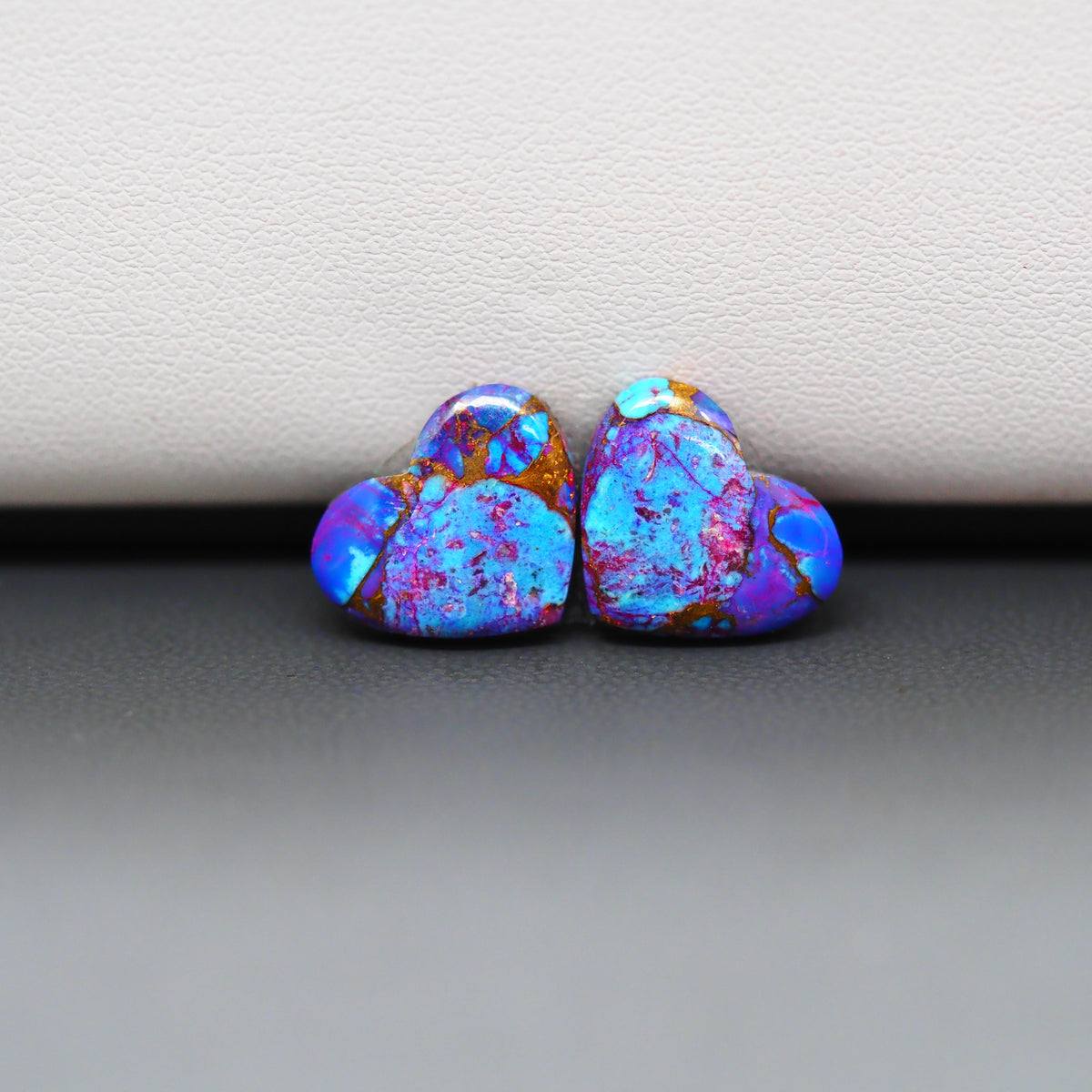 Stabilized Purple Mohave (Mojave) Turquoise heart cabochon pair 12x13x3mm 10ct - purple with blue Kingman turquoise nuggets - photo 4 - Pedra Gems.