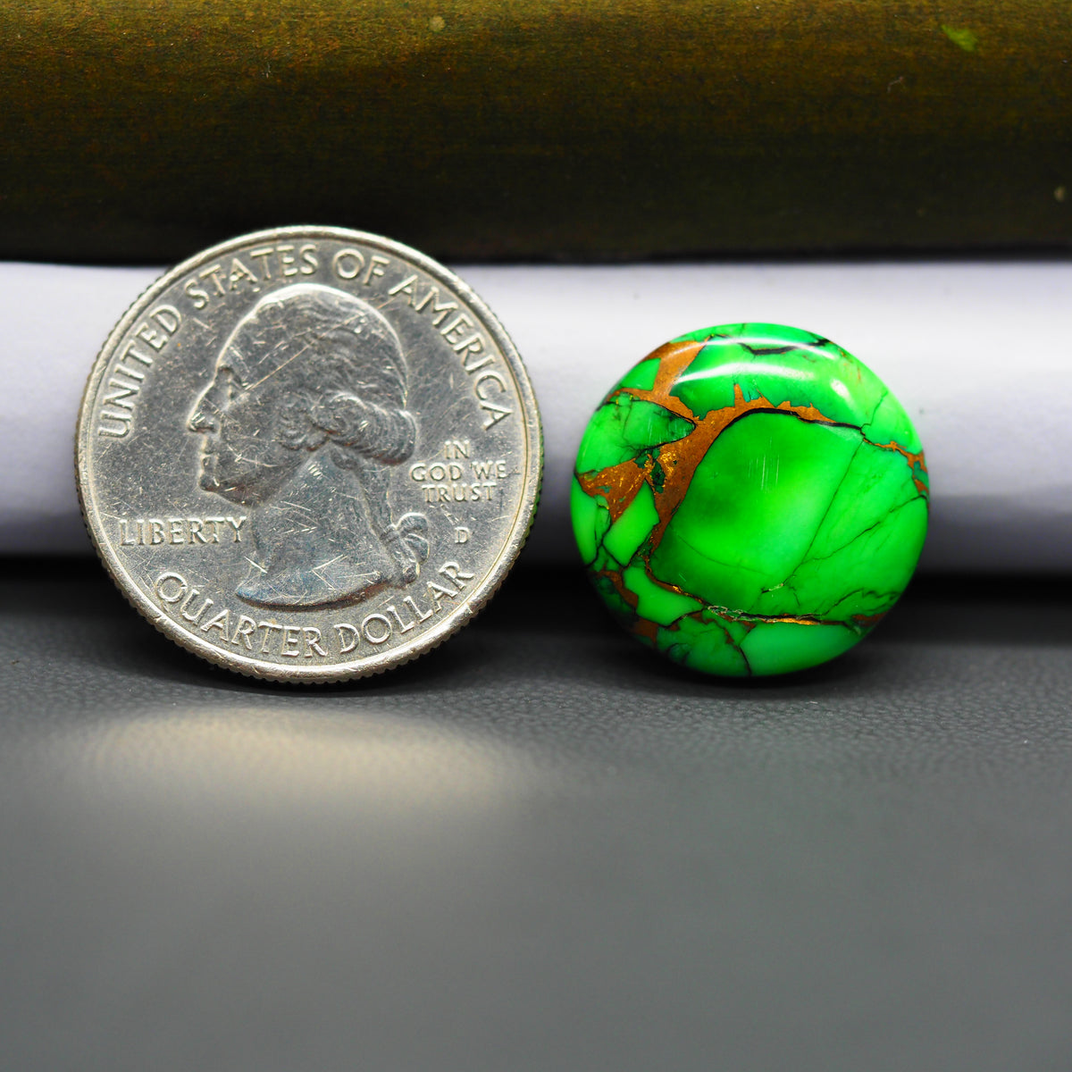 Natural Emerald Dahlia Round Cabochon 18x18mm 13.5ct - vivid green with copper matrix - Pedra Gems.