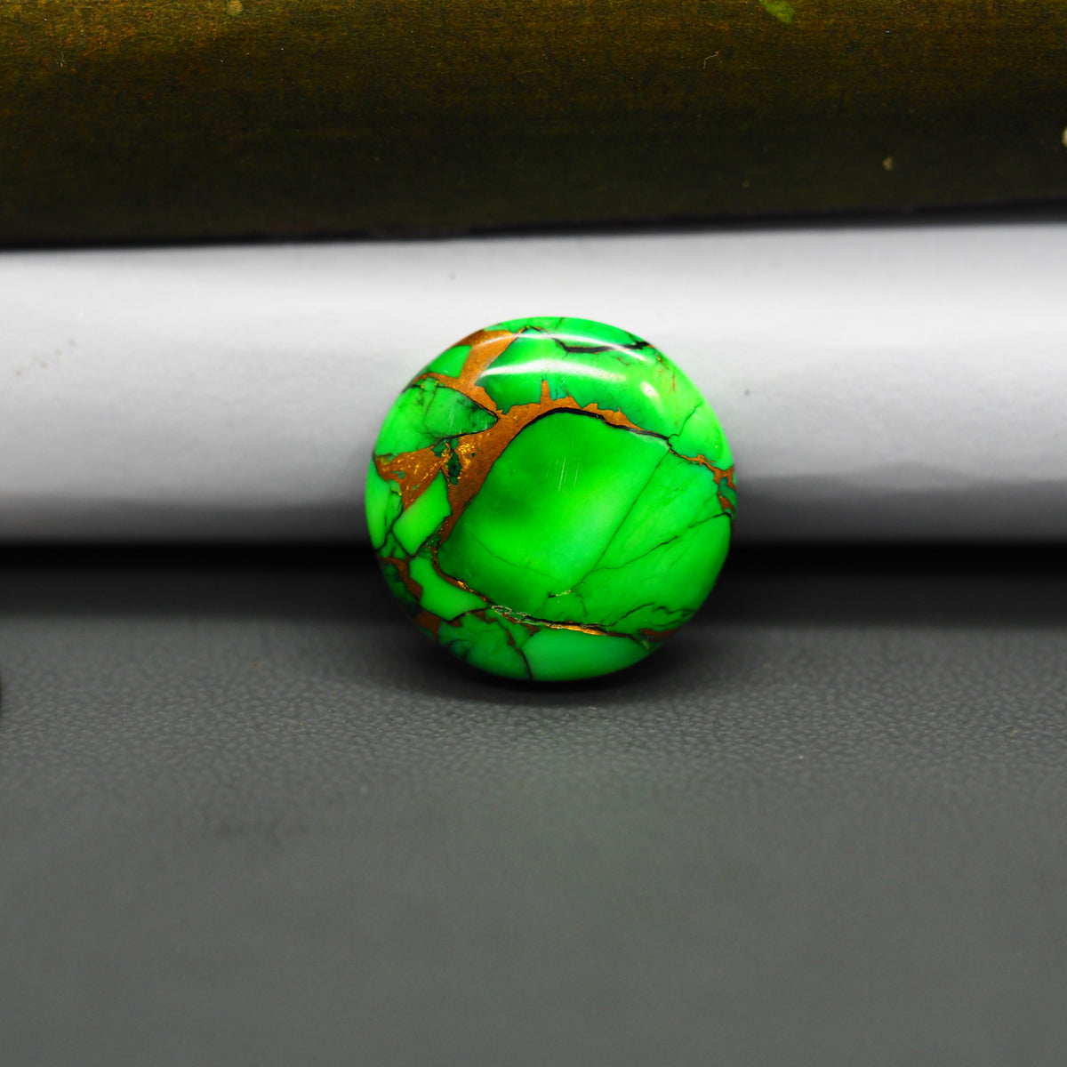 Natural Emerald Dahlia Round Cabochon 18x18mm 13.5ct - vivid green with copper matrix - Pedra Gems.