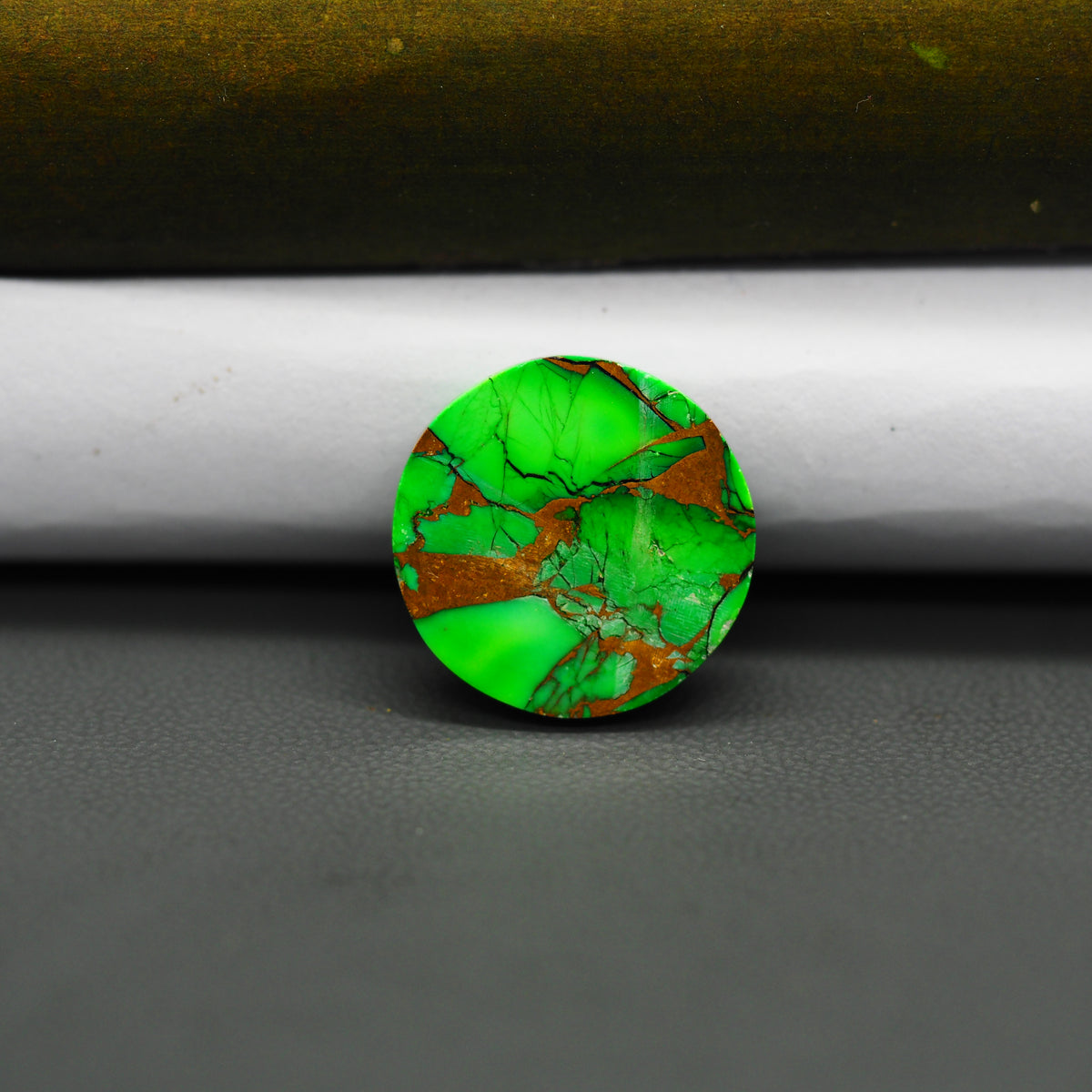 Natural Emerald Dahlia Round Cabochon 18x18mm 13.5ct - vivid green with copper matrix - Pedra Gems.