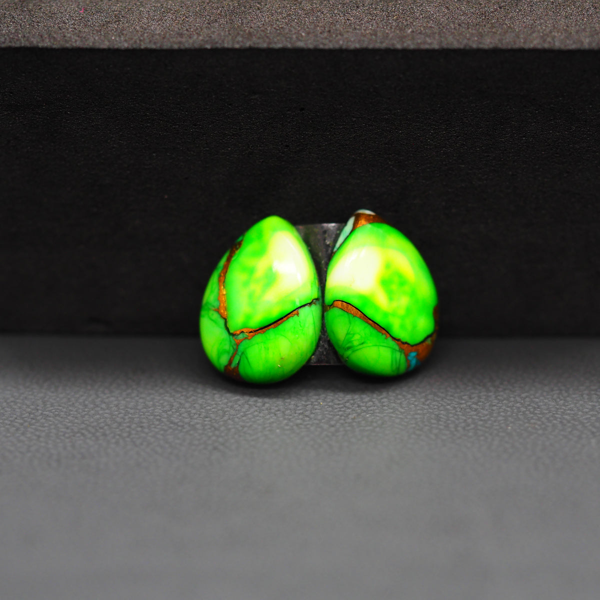 Peacock Dahlia composite pair 15x10x3mm 10ct pear cabochon - photo 4