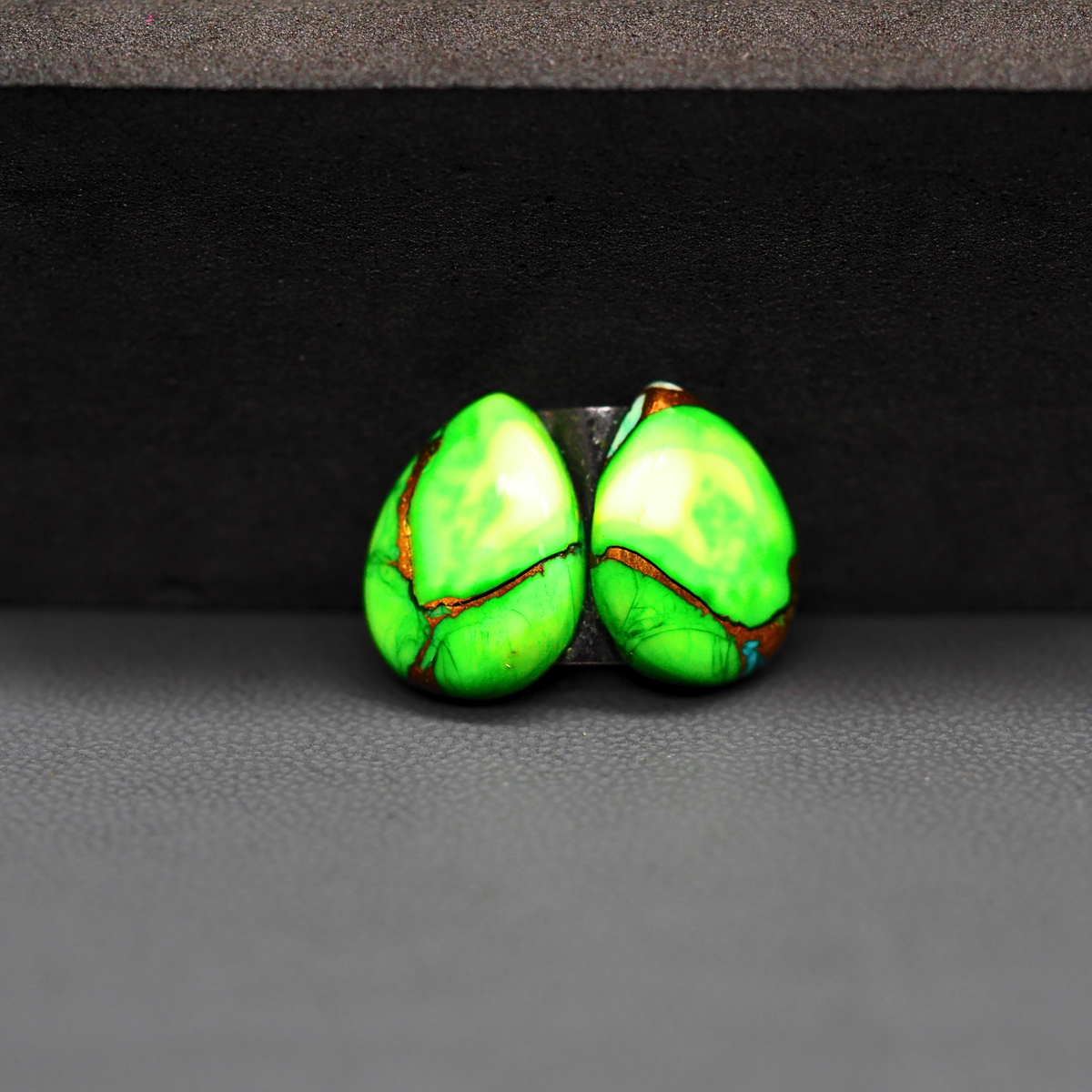 Peacock Dahlia composite pair 15x10x3mm 10ct pear cabochon - photo 2