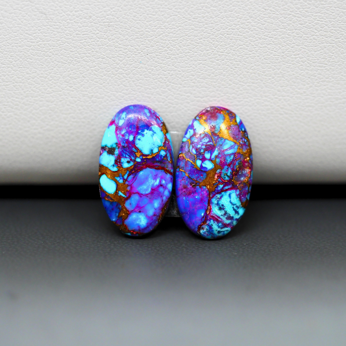 Stabilized Purple Mohave (Mojave) Turquoise oval cabochon pair 18x11x3mm 11.5ct - purple with blue Kingman turquoise nuggets - photo 2 - Pedra Gems.
