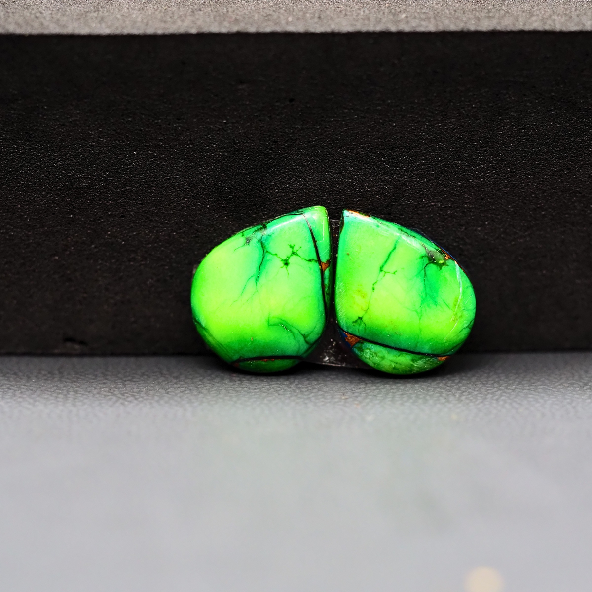 Peacock Dahlia composite pair 13x11x3mm 8ct pear cabochon - photo 2