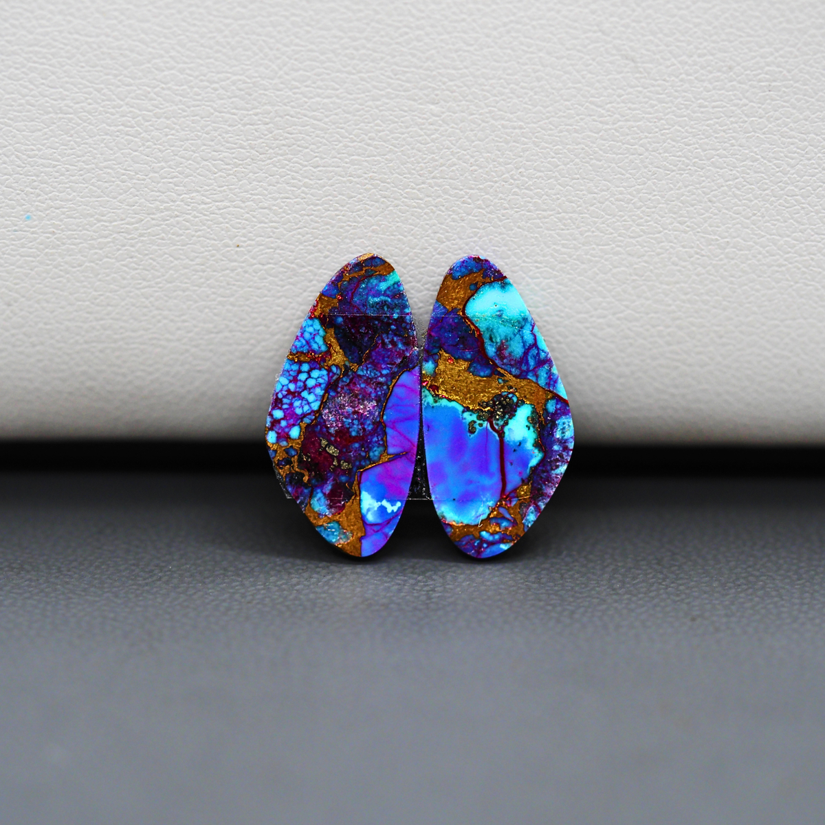 Stabilized Purple Mohave (Mojave) Turquoise freeform cabochon pair 20x10x3mm 12ct - purple with blue Kingman turquoise nuggets - photo 3 - Pedra Gems.