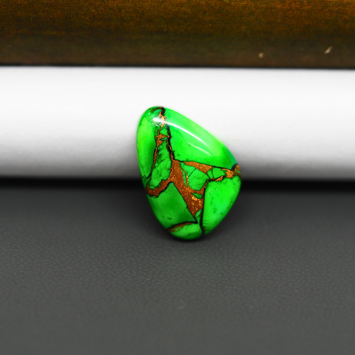 Natural Emerald Dahlia Freeform Cabochon 18x12mm 8.5ct - vivid green with copper matrix, ships to Europe, Japan, Canada, Australia, NZ & worldwide - Pedra Gems.