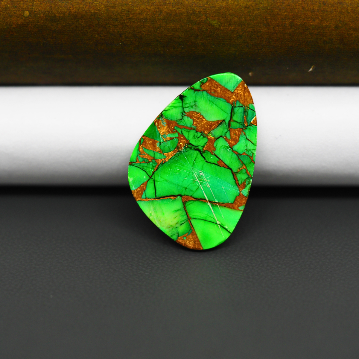 Natural Emerald Dahlia Freeform Cabochon 25x18mm 14.5ct - vivid green with copper matrix, ships to Europe, Japan, Canada, Australia, NZ & worldwide - Pedra Gems.