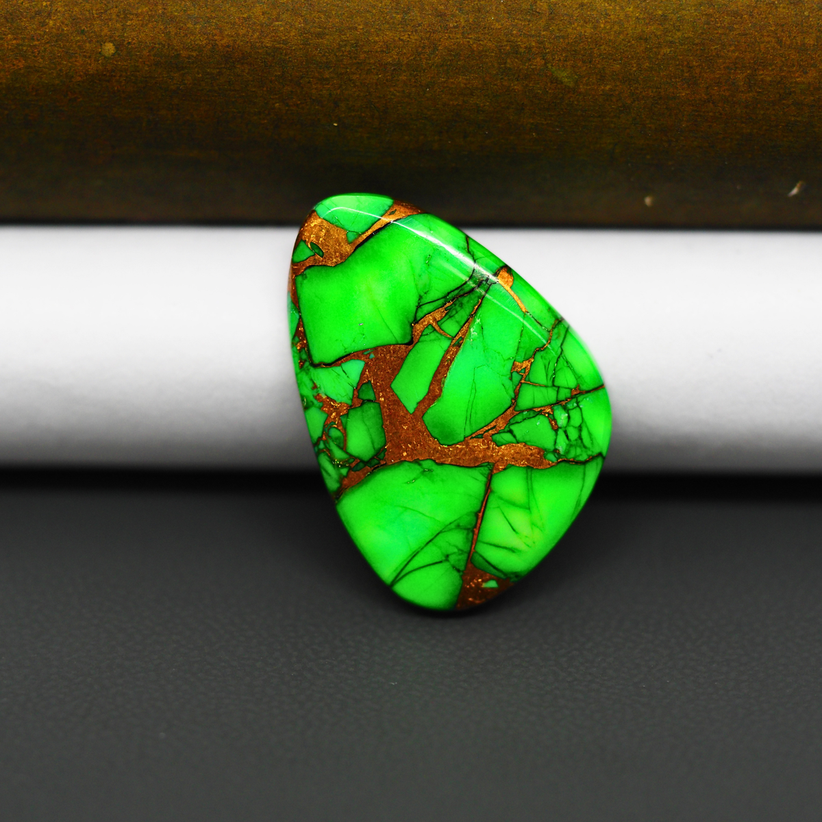 Natural Emerald Dahlia Freeform Cabochon 25x18mm 14.5ct - vivid green with copper matrix, ships to Europe, Japan, Canada, Australia, NZ & worldwide - Pedra Gems.