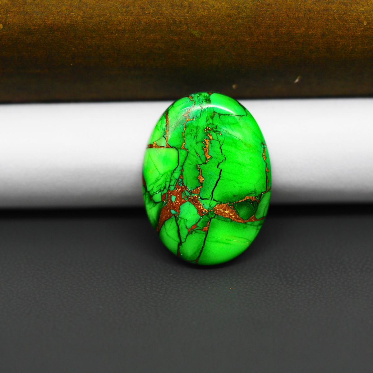 Natural Emerald Dahlia Oval Cabochon 23x18mm 10ct - vivid green with copper matrix - Pedra Gems.