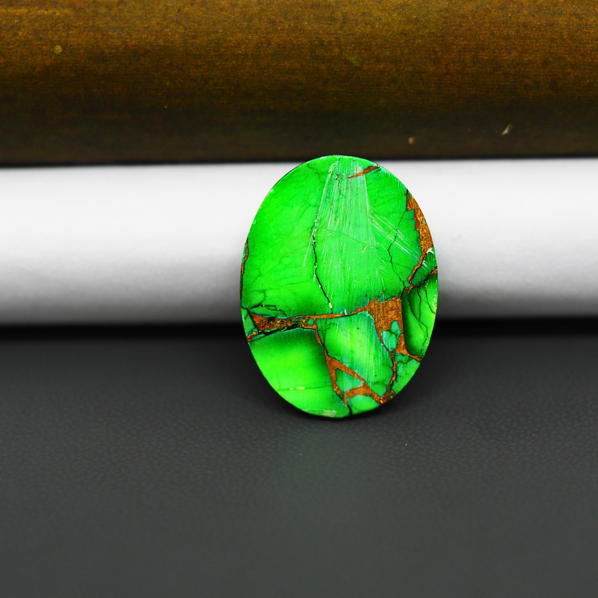 Natural Emerald Dahlia Oval Cabochon 23x18mm 10ct - vivid green with copper matrix - Pedra Gems.