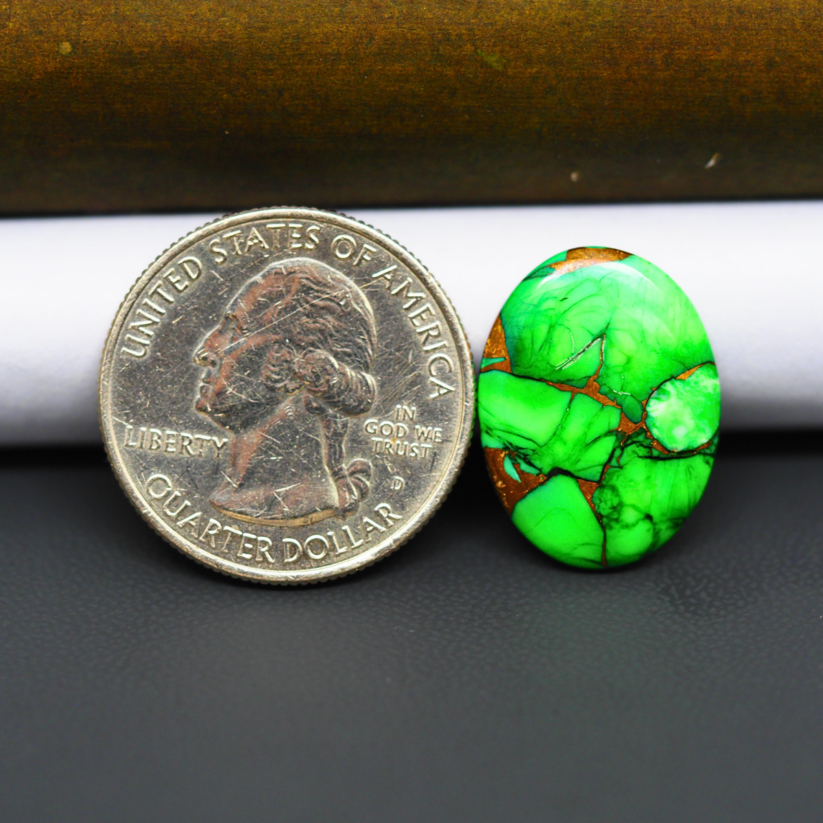 Natural Emerald Dahlia Oval Cabochon 20x15mm 10.5ct - vivid green with copper matrix - Pedra Gems.