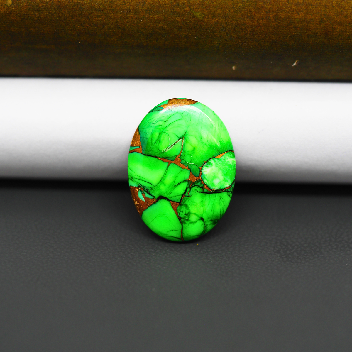 Natural Emerald Dahlia Oval Cabochon 20x15mm 10.5ct - vivid green with copper matrix - Pedra Gems.