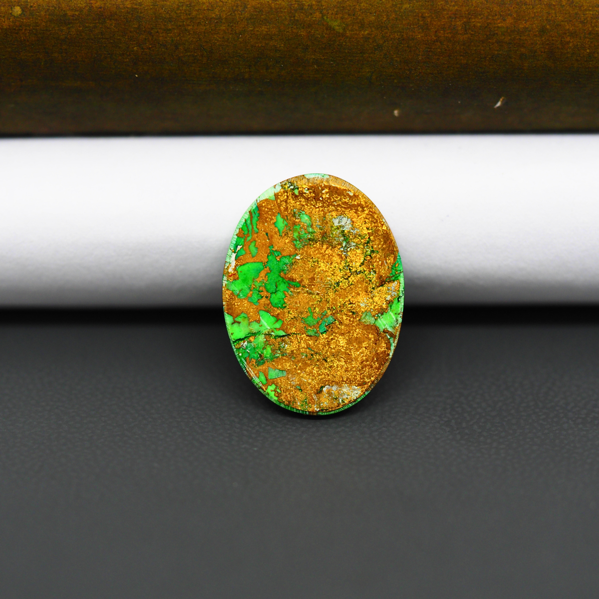 Natural Emerald Dahlia Oval Cabochon 20x15mm 10.5ct - vivid green with copper matrix - Pedra Gems.