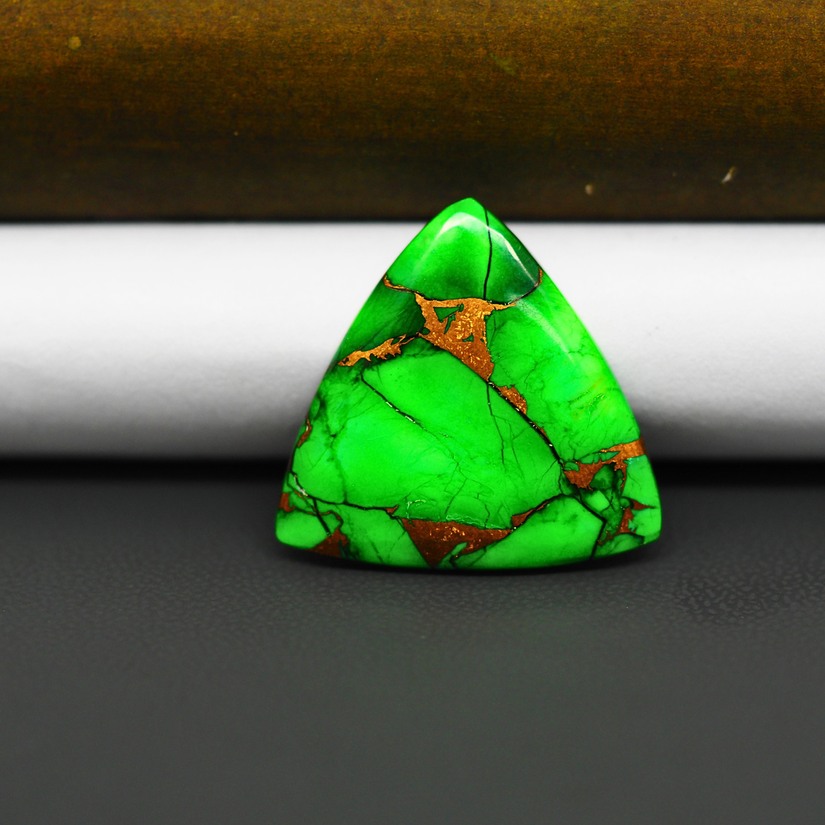 Natural Emerald Dahlia Triangle Cabochon 23x24mm 13ct - vivid green with copper matrix - Pedra Gems.