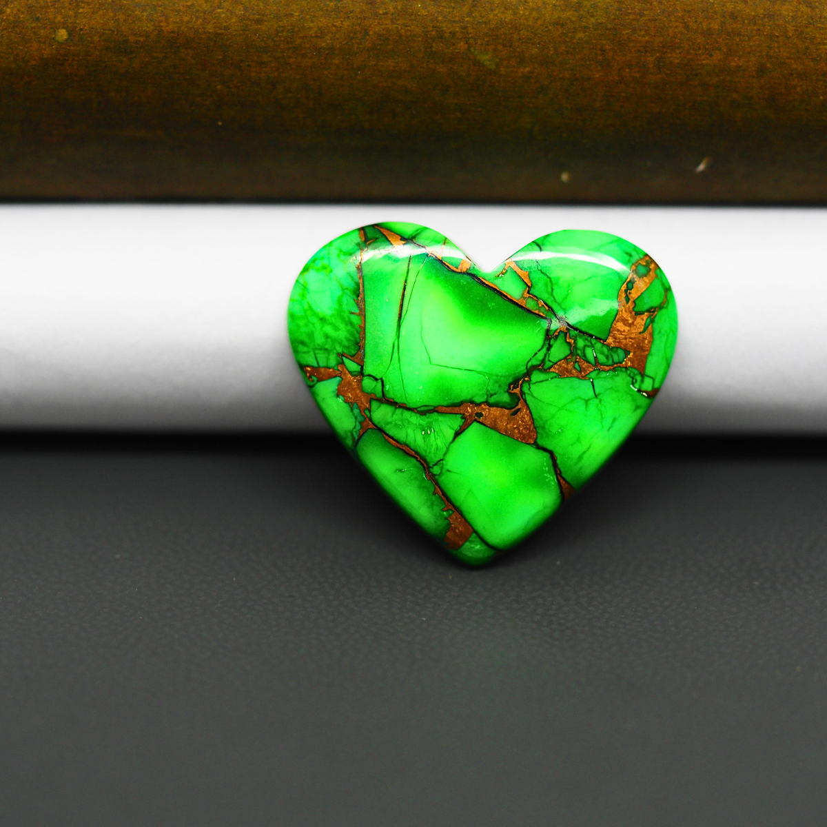 Natural Emerald Dahlia Heart Cabochon 22x24mm 18.5ct - vivid green with copper matrix - Pedra Gems.
