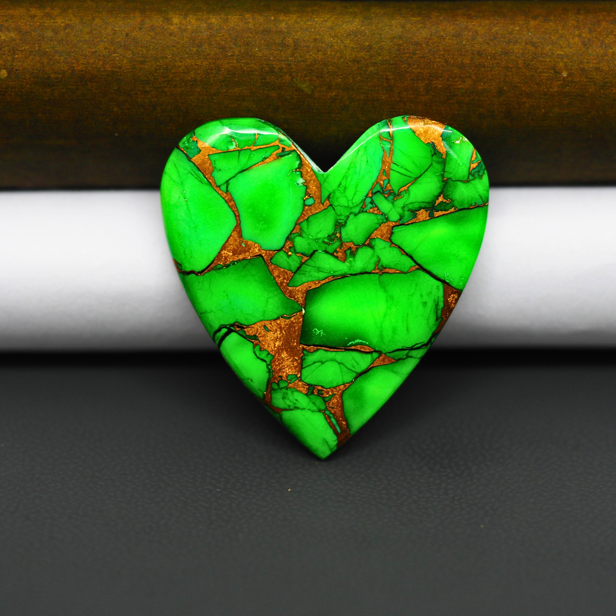 Natural Emerald Dahlia Heart Cabochon 31x29mm 28ct - vivid green with copper matrix - Pedra Gems.